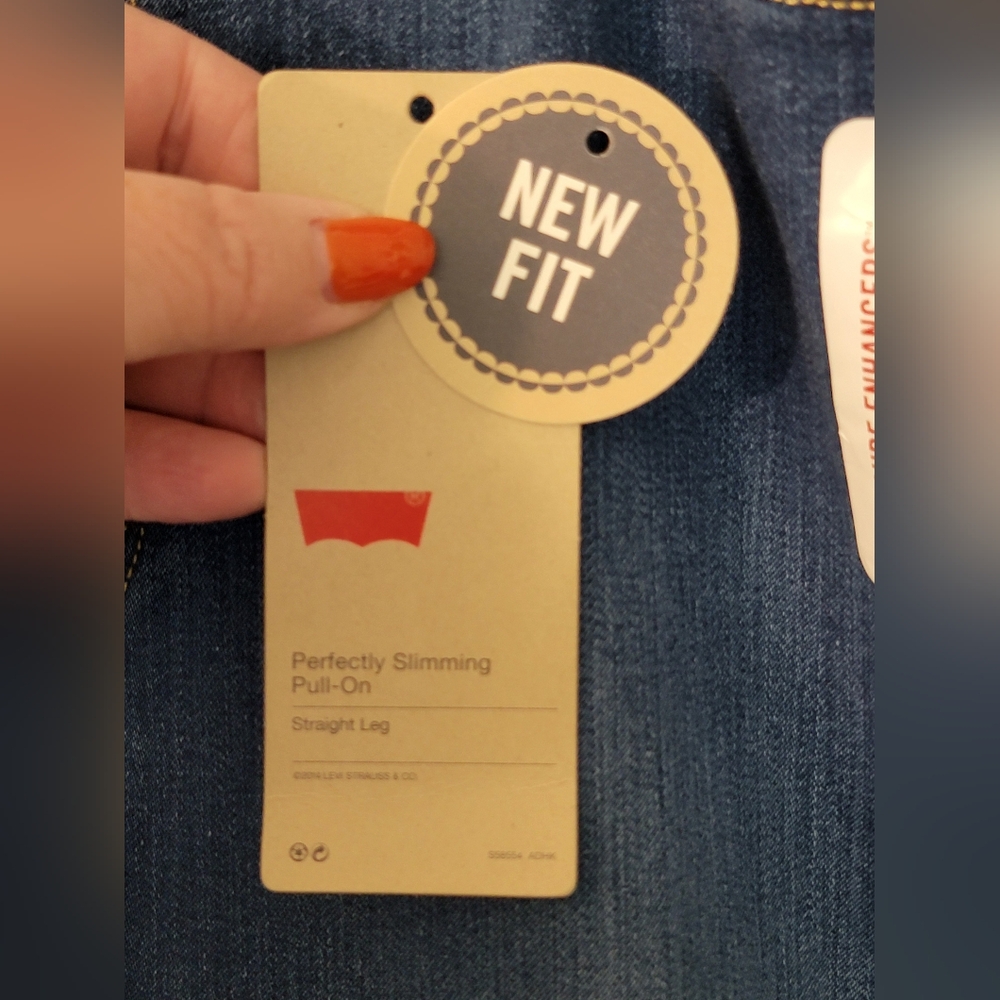 NWT Levi's Perfectly Slimming Straight Leg Pull On Jeans Size 14M/32 - Picture 2 of 11